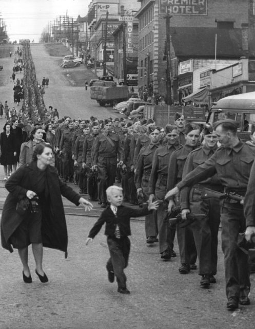 Warren Bernard running to his father who is standing in line with other Canadian soldiers