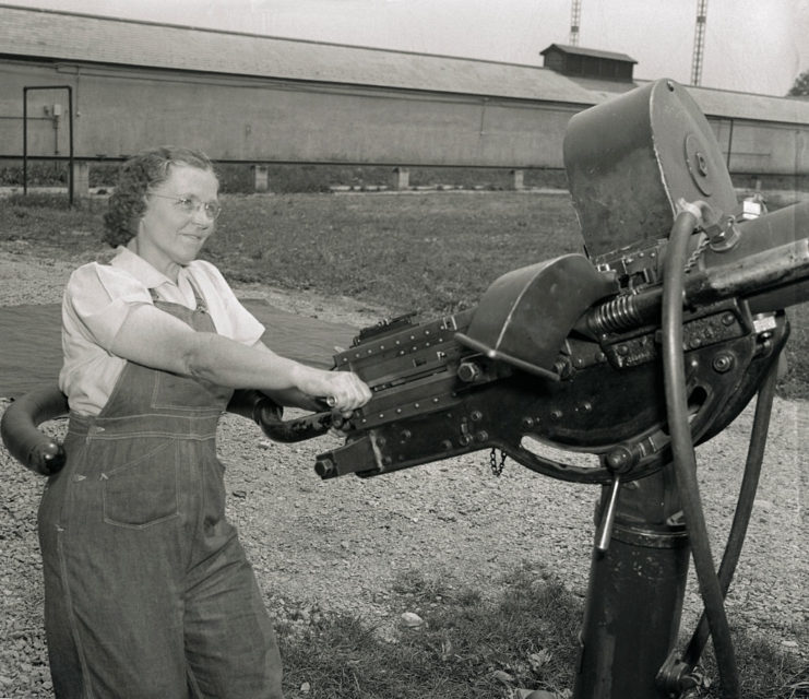 Ruby Barnett aiming an anti-aircraft gun