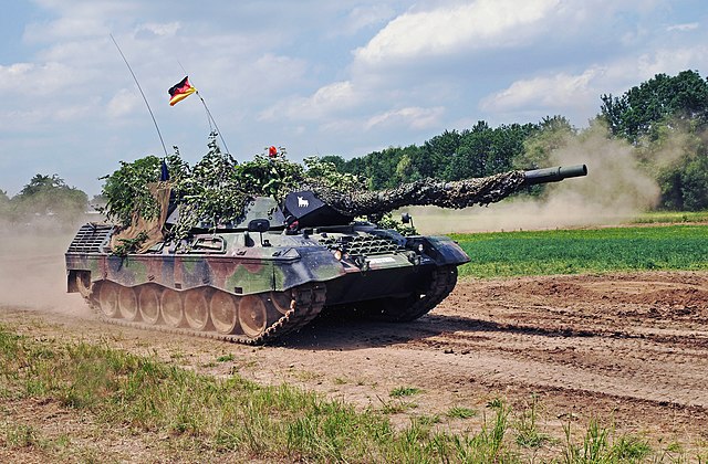 Leopard 1A5 driving down a dirt road