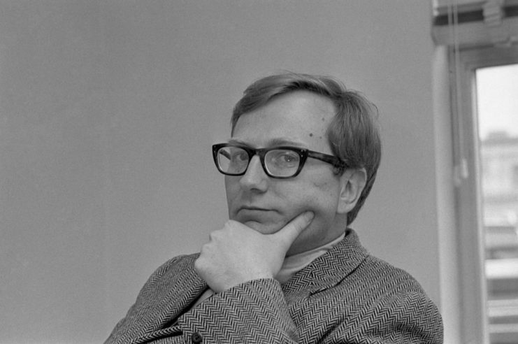 Seymour Hersh holding his chin