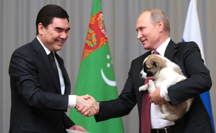 Gurbanguly Berdimuhamedow shaking hands with Vladimir Putin