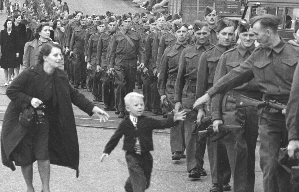 Warren Bernard running to his father who is standing in line with other Canadian soldiers