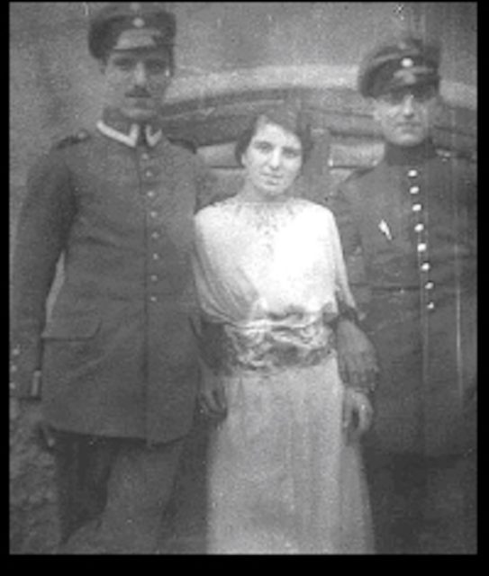 Berthold Guthmann standing with his siblings, Anna and Eduard Guthmann