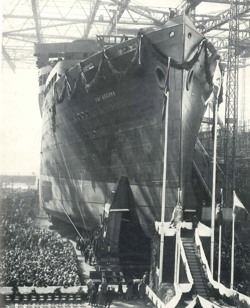 Crowd gathered around the SS Cap Arcona prior to her launch