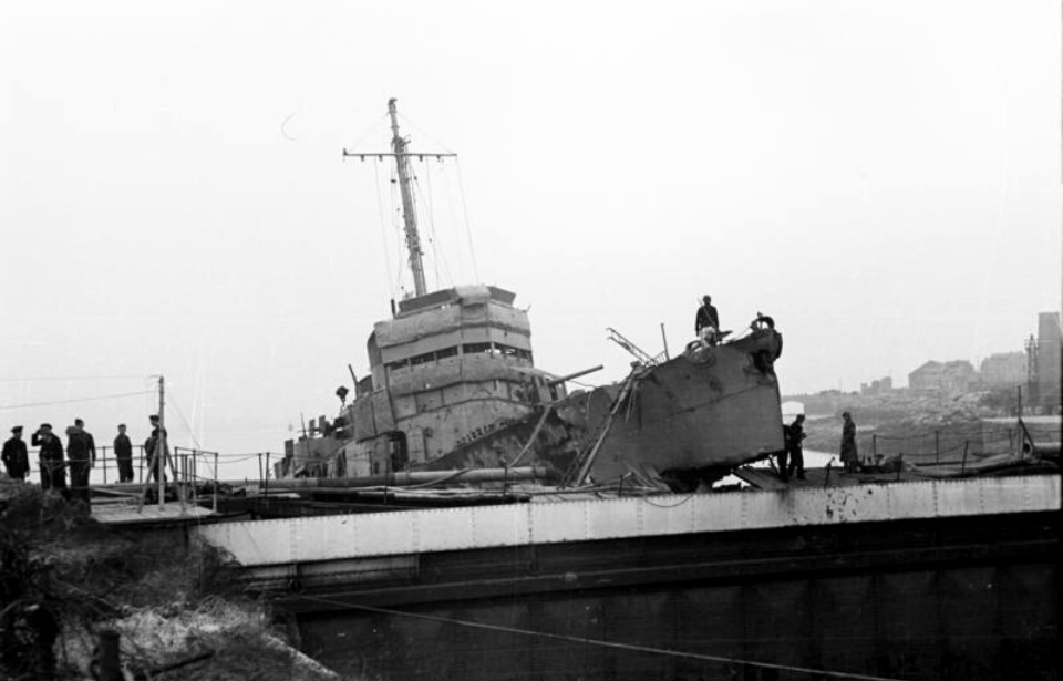 HMS Campbeltown (I42) on top of the gates at Normandie dry dock