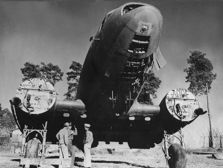 Наземная бригада, стоявшая под Douglas C-47 Skytrain, потеряла несколько частей.