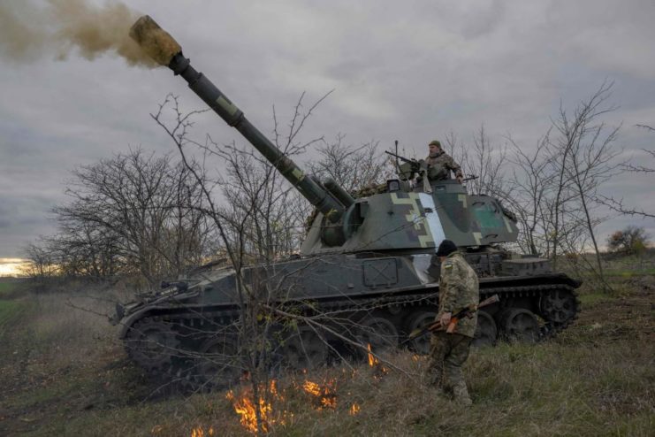 Ukrainian soldiers manning artillery