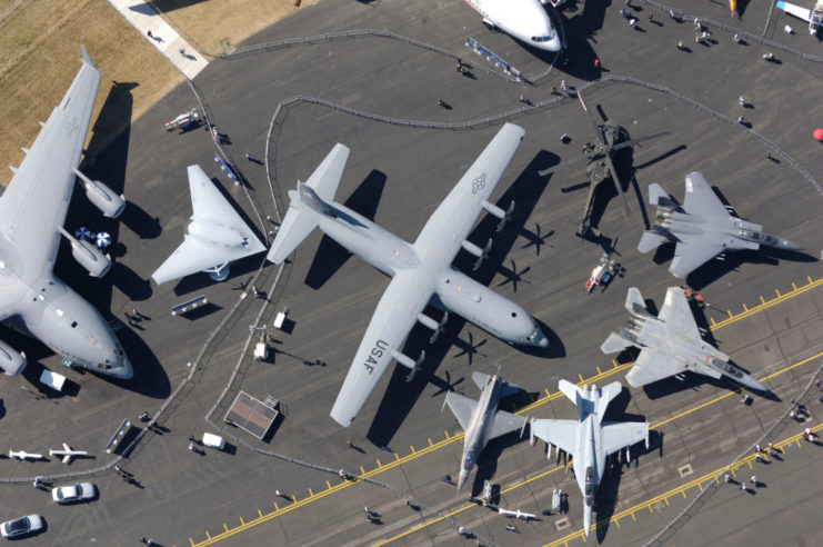 Vista aérea de aviones militares estacionados en una pista