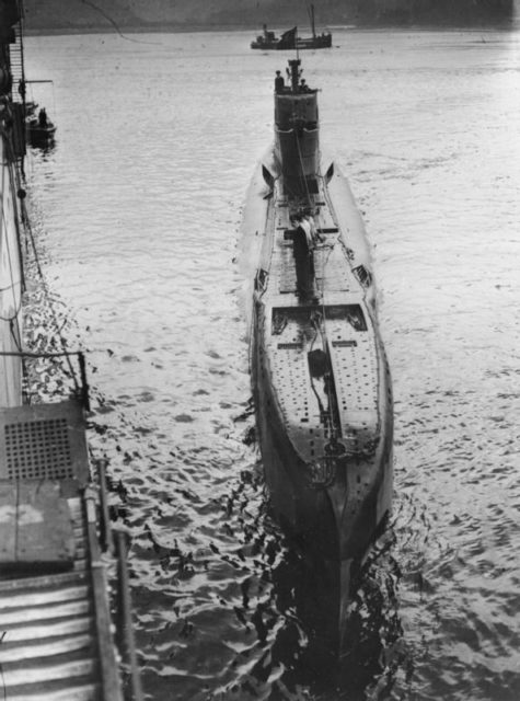 HMS Tuna (N94) pulling up beside the HMS Forth (A187)