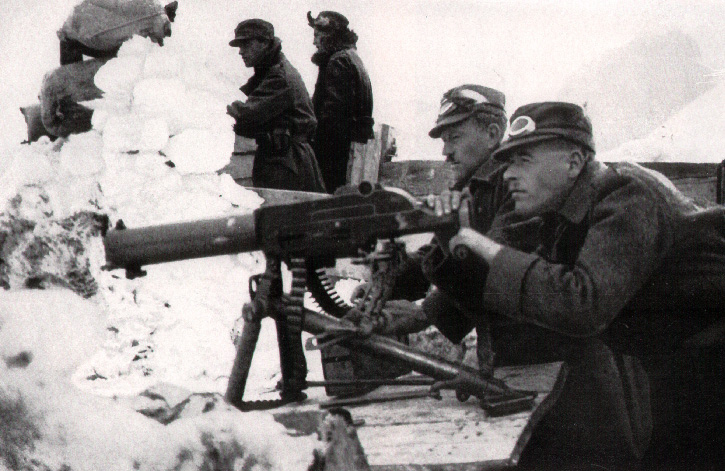 Two soldiers manning a Schwarzlose MG while two others stand nearby
