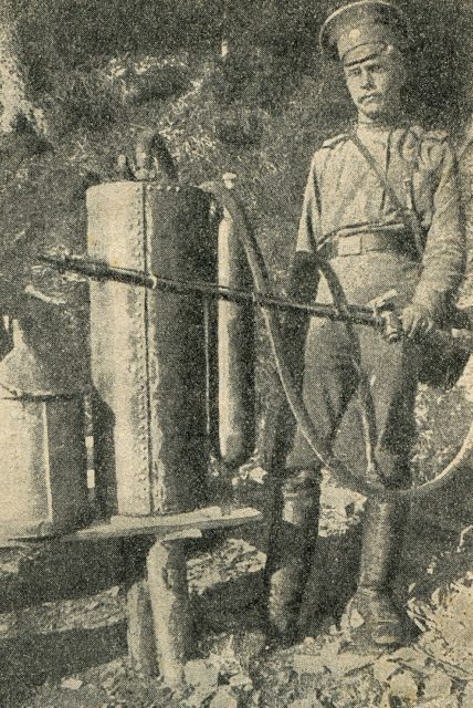 German soldier standing next to a Grof M.1912