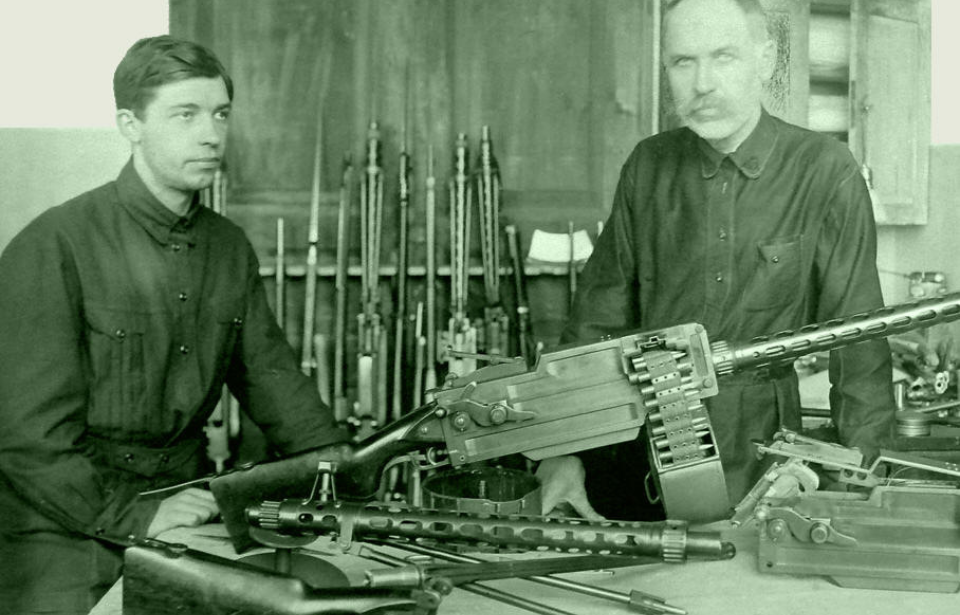 Fedor Tokarev and his son standing with a Maxim-Tokarev