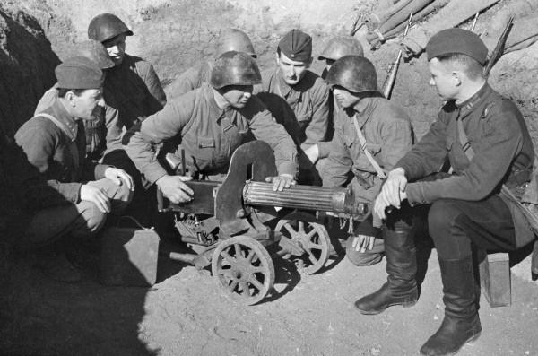 Red Army soldiers standing around a Pulemyot Maxima PM M1910
