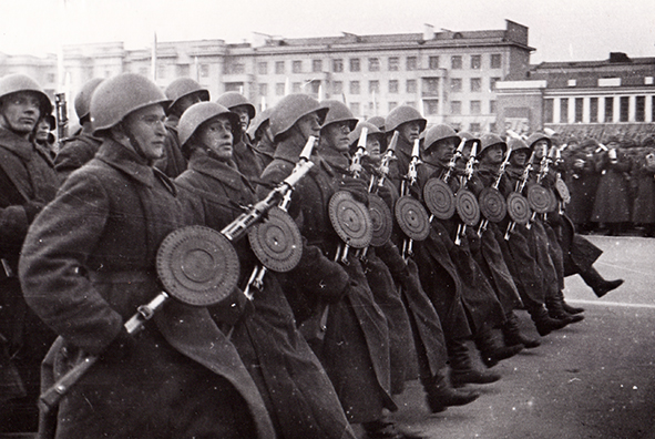 Red Army soldiers marching with Degtyaryov light machine guns