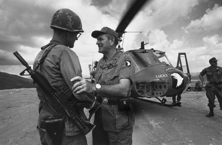 Melvin Zais and an unidentified US soldier standing near a helicopter