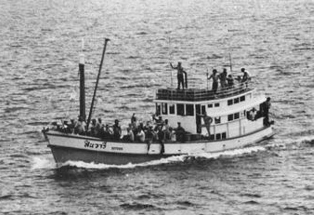 Crew of the SS Mayaguez aboard a Thai fishing vessel at sea