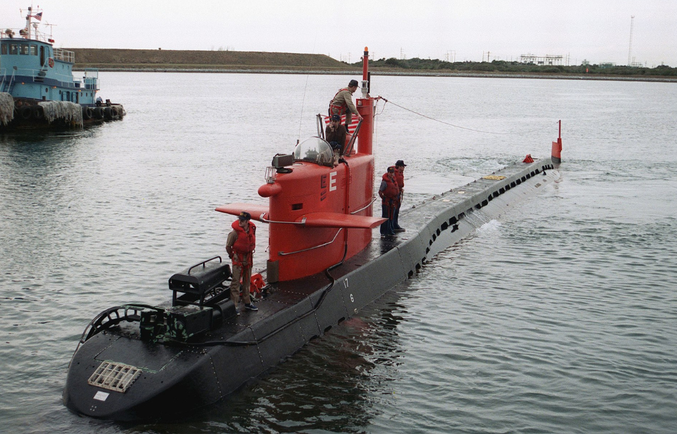 NR-1 anchored at port