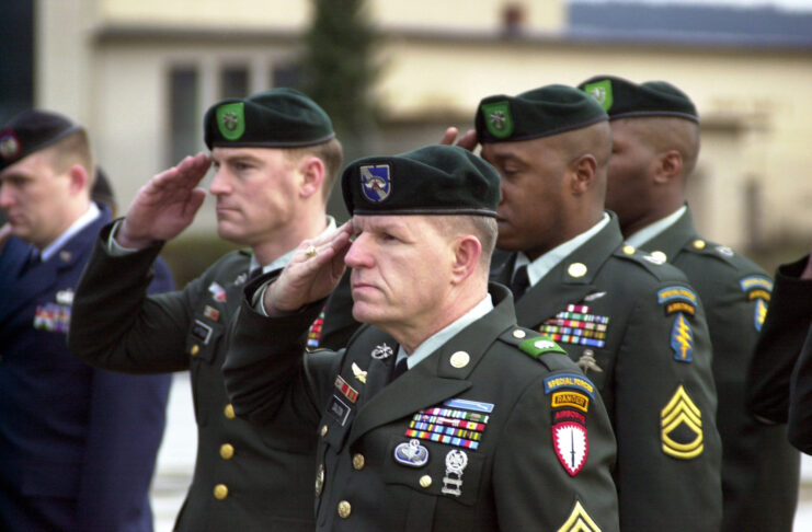 Group of Green Berets saluting
