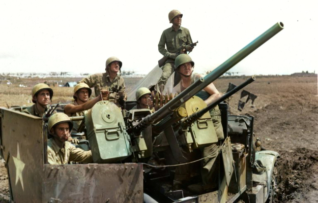 US soldiers manning artillery