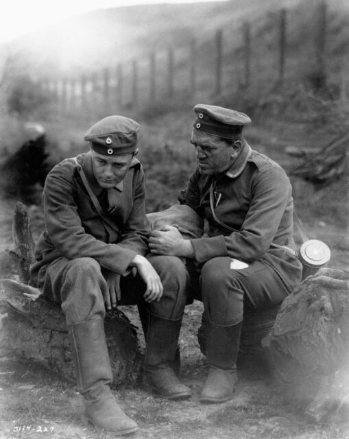 Lew Ayres and Louis Wolheim as Paul Bäumer and Stanislas "Kat" Katczinsky in 'All Quiet on the Western Front'