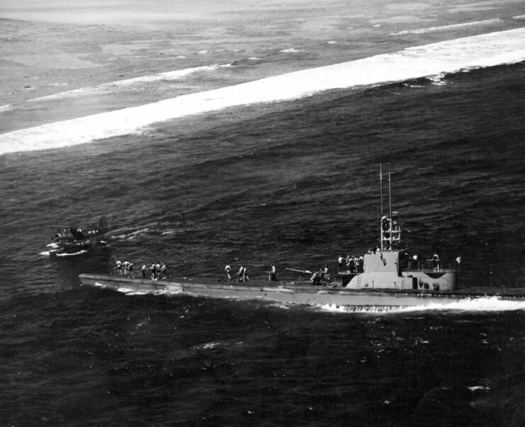 Crewmen standing aboard the deck of the USS Harder (SS-257)