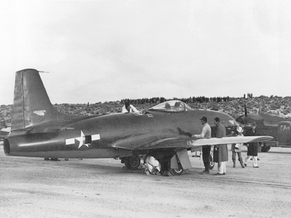 Men standing around the Lockheed XP-80 'Lulu-Belle'