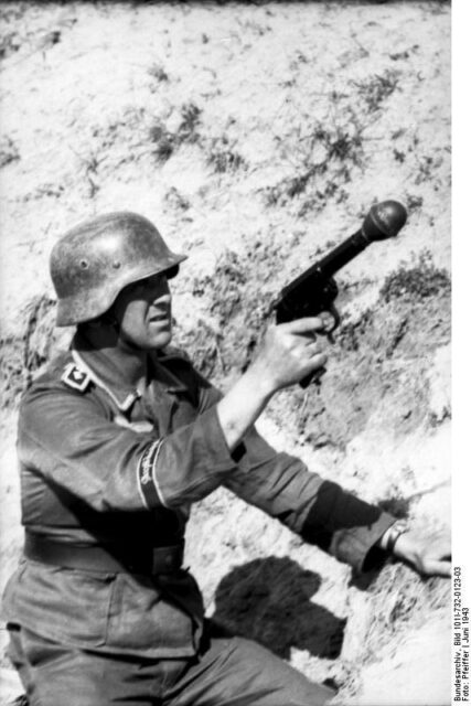 German soldier aiming a Sturmpistole equipped with a Wurfköroper 361