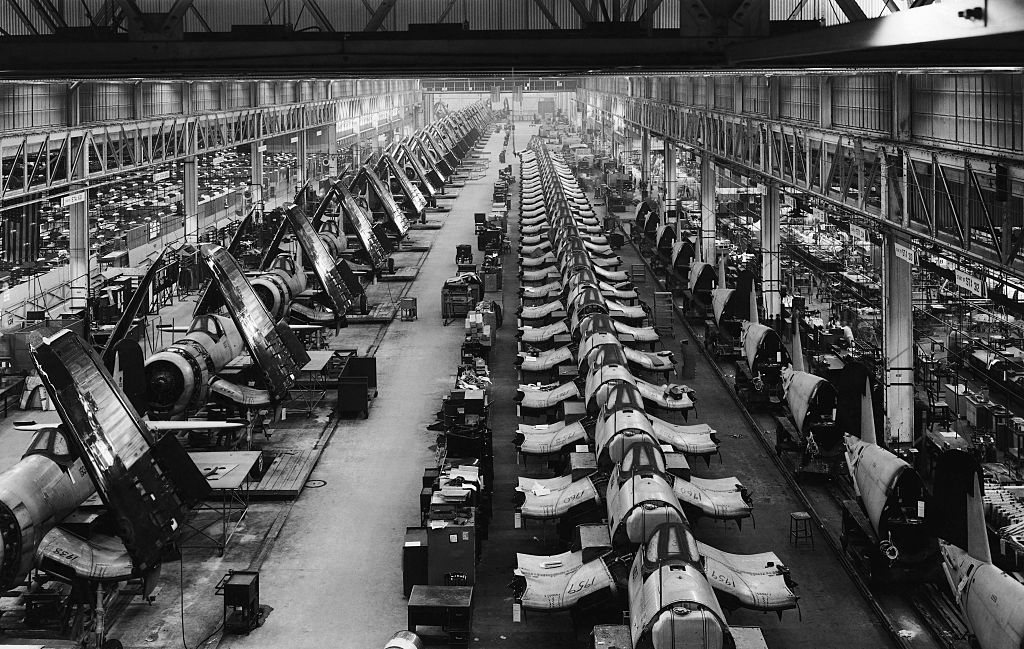 Мировая экономика после 2 мировой войны. Военный завод Японии второй мировой. Промышленность в 50е в Италии. Индустриальный завод 1945 год.