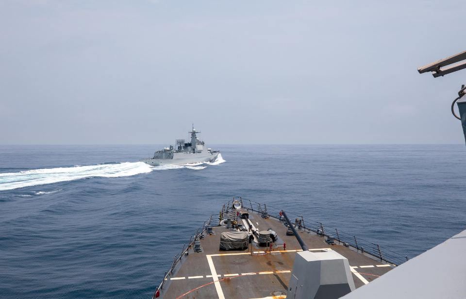 Luyang III (DDG-132) transiting near the USS Chung-Hoon (DDG-93) in the Taiwan Strait