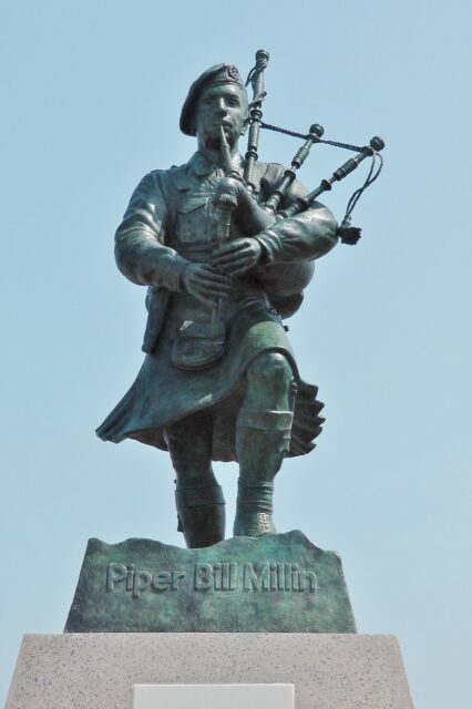 Statue of Bill Millin playing the bagpipes