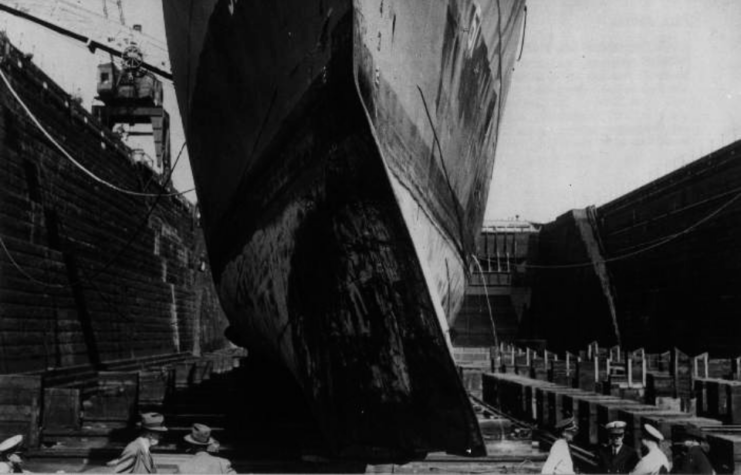 USS Buckley (DE-51) im Trockendock