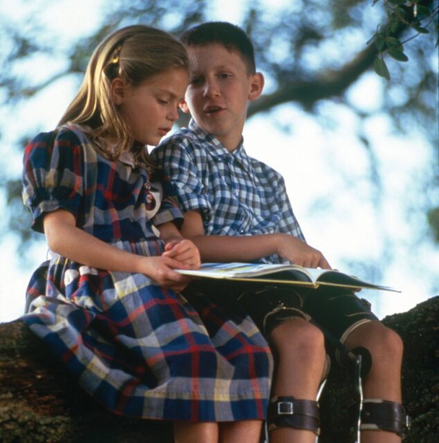 Michael Conner Humphreys and Hanna Hall as young Forrest Gump and young Jenny Curran in 'Forrest Gump'