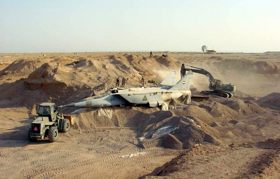 American troops digging a Mikoyan-Gurevich MiG-25 out of the Iraqi desert
