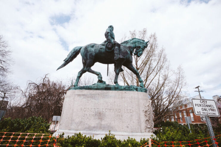 Robert E. Lee statue on its pedestal