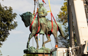 Robert E. Lee statue being lifted into the air