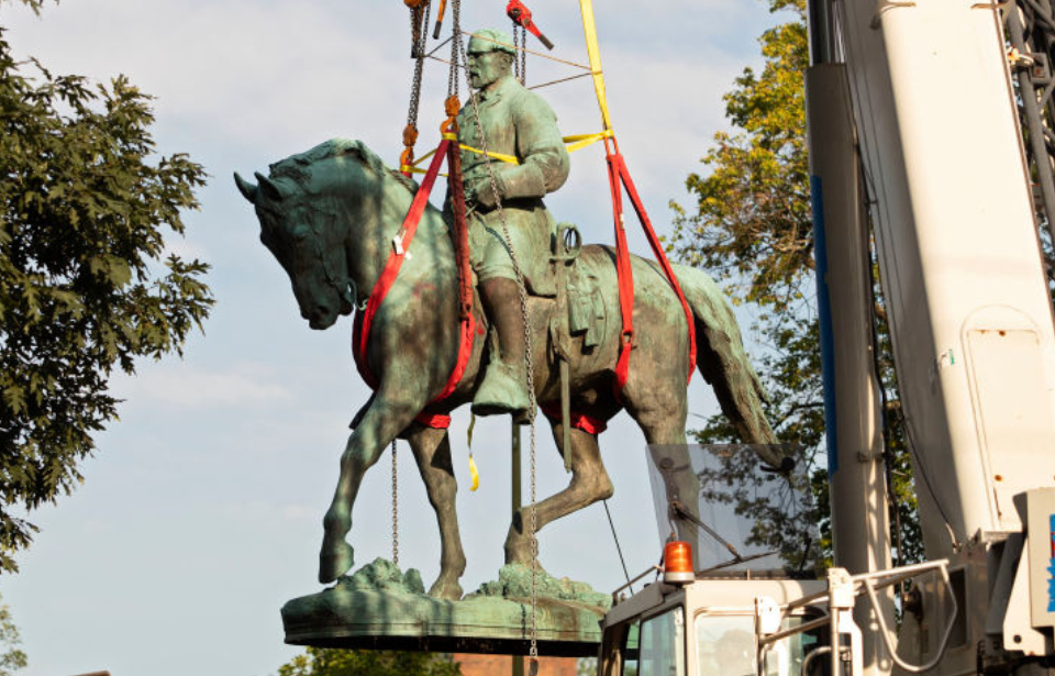Robert E. Lee statue being lifted into the air