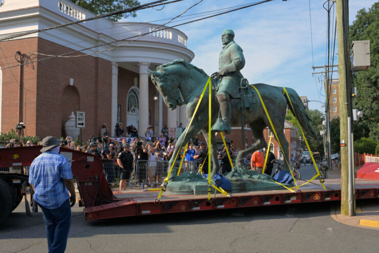Robert E. Lee statue strapped to a truck bed