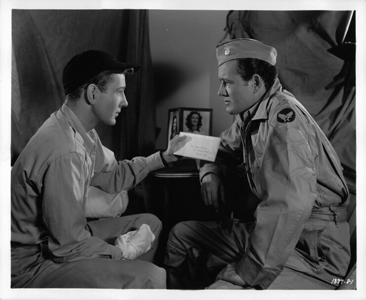 Tom Drake and Robert Walker as Matt Cochran and Lt. Col. Jeff Nixon in 'The Beginning or the End'
