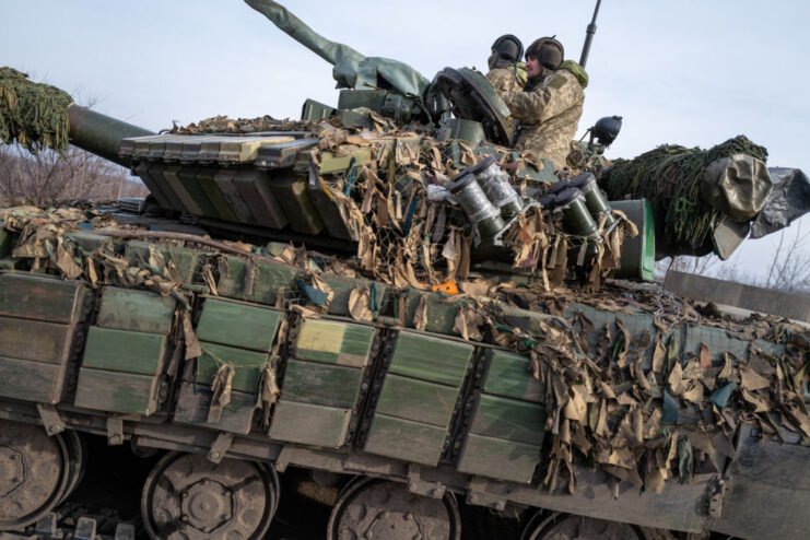 Two Ukrainian soldiers manning a tank