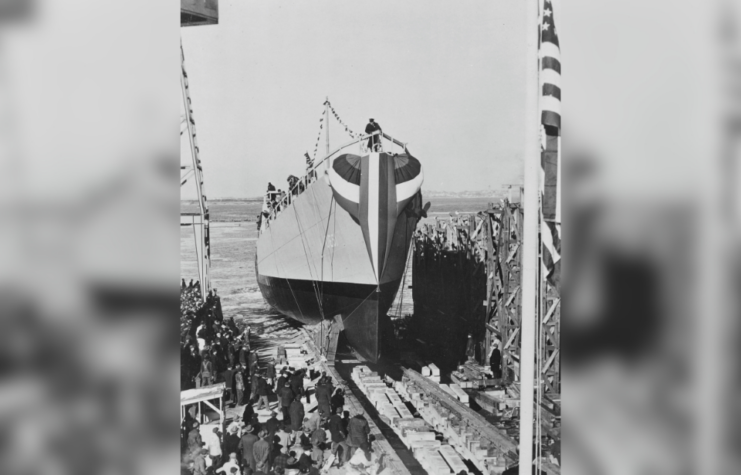 Eine Menschenmenge versammelte sich um die USS Buckley (DE-51), als sie vom Trockendock ins Wasser geholt wurde.