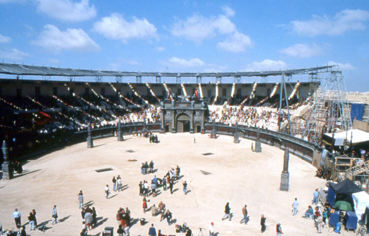 Cast and crew of 'Gladiator' standing in a replica of the Colosseum