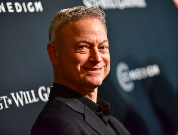 Gary Sinise standing on a red carpet