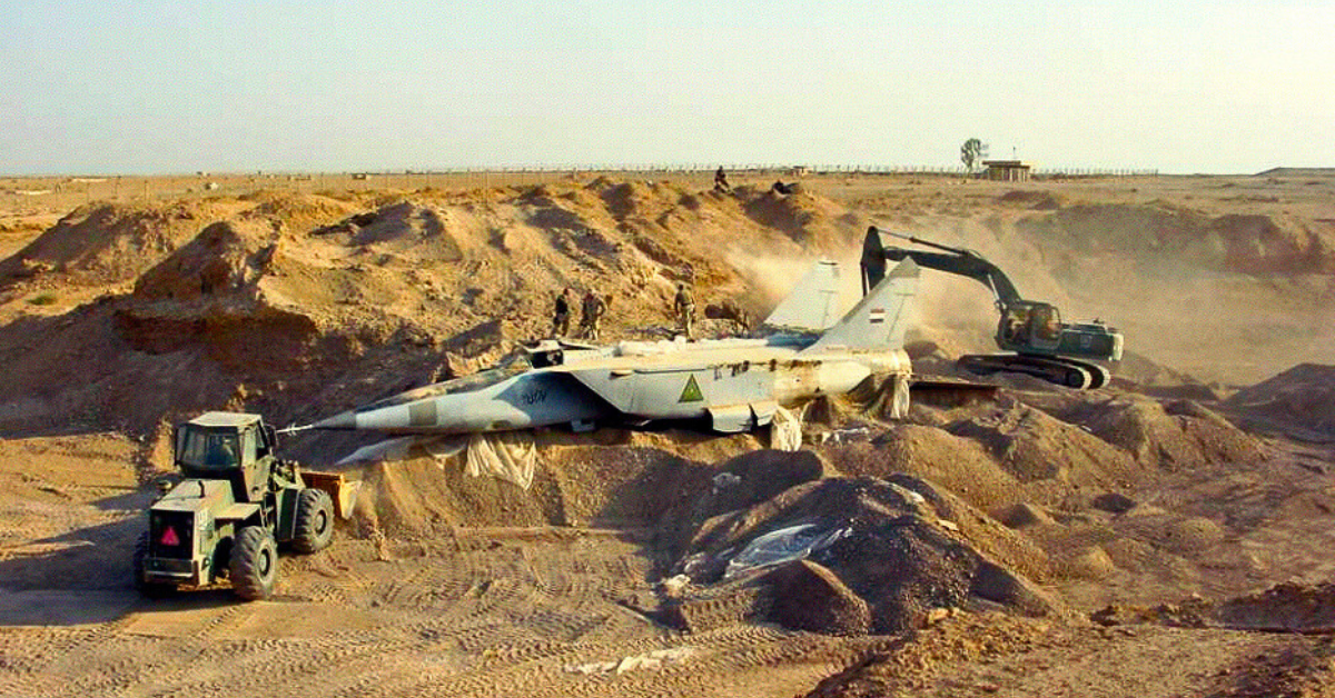 ミリタリー U.S.A.F. AIRMAN SECURITY FORCE IN IRAQ US Military personnel prepare to remove an Iraqi MiG-25