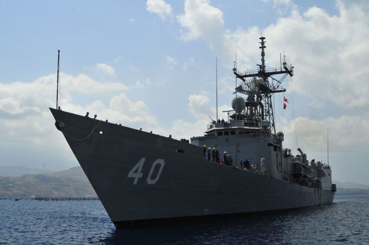 USS Halyburton (FFG-40) anchored