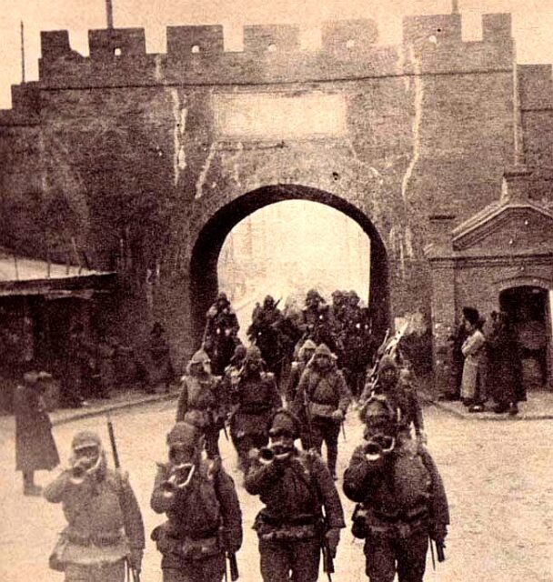 Japanese troops marching into Mukden