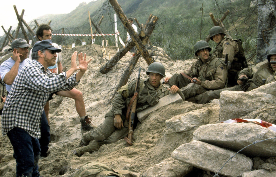Steven Spielberg, Vin Diesel, Adam Goldberg, Tom Sizemore, Barry Pepper and crewmen on the set of 'Saving Private Ryan'