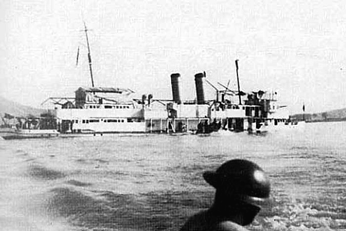 USS Panay (PR-5) sinking into the water