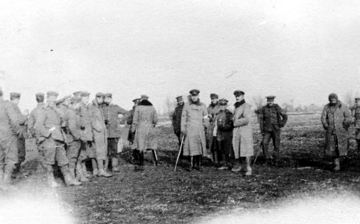British and German troops standing together in No Man's Land