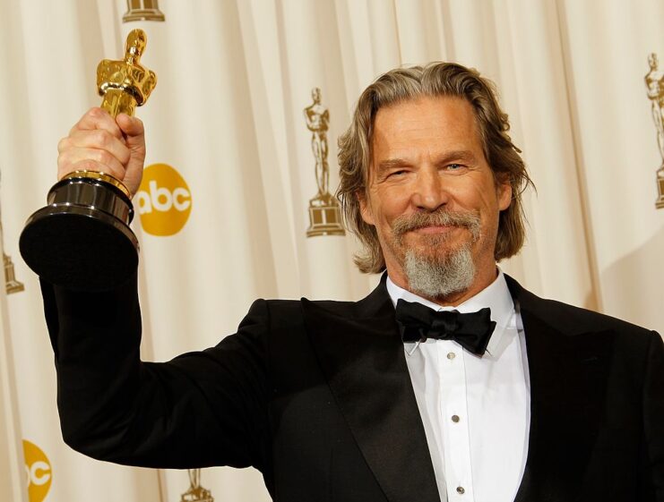 Jeff Bridges holding up his Academy Award for Best Actor