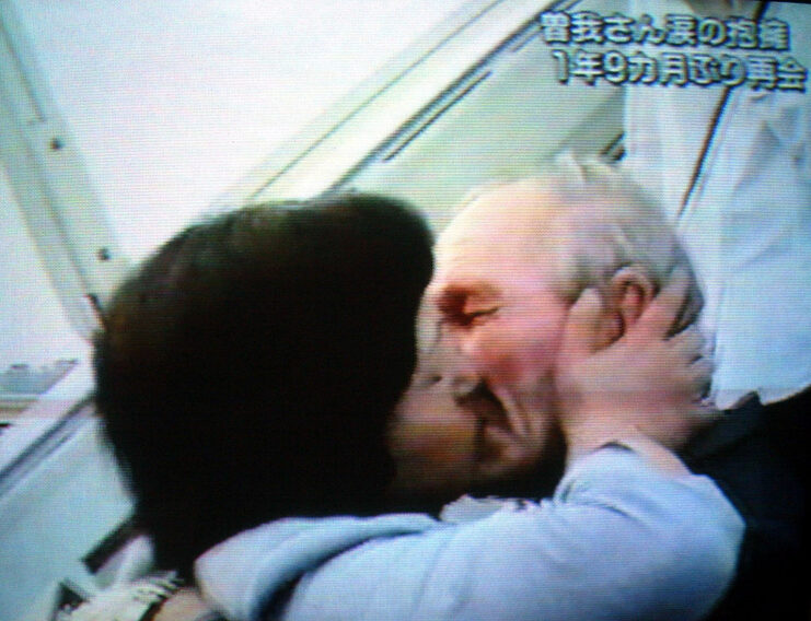 Hitomi Soga and Charles Robert Jenkins kissing